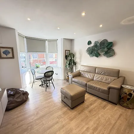 Merchants Quarters - Berkano - Stunning Apartment - Harbour And Sea Views - Free Roof Top Terrace With Sea And Harbour View And Central Location To Beaches Amenities Restaurants And Harbour 度假居 *